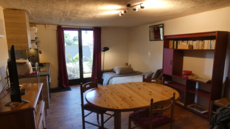 piéce supplémentaire salon avec canapé convertible. Chambre d'hote les pucines à Six-fours. https://six-fours-chambre-hote.fr