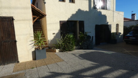 Entrée coté parking chambre d'hote les pucines six-fours. https://six-fours-chambre-hote.fr